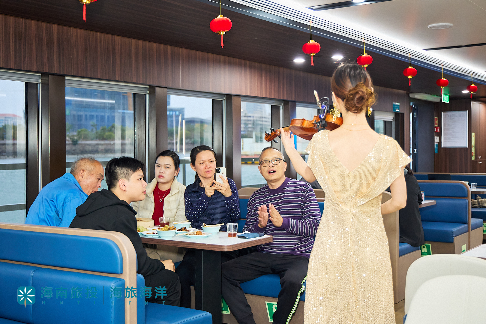 一层聚餐.jpg
